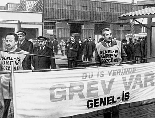 Рабочие-пикетчики. Забастовка работников общественного транспорта в Шишли (район Стамбула). Март 1975.