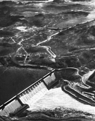 Плотина Гранд-Кули в штате Вашингтон, искусственное водохранилище и ГЭС на р. Ниагара.