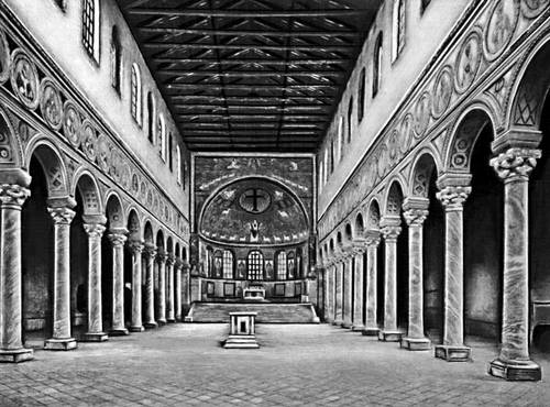 Интерьер базилики Сант-Аполлинаре ин Классе (св. Аполлинария в Старой гавани) в Равенне. Освящена в 549.