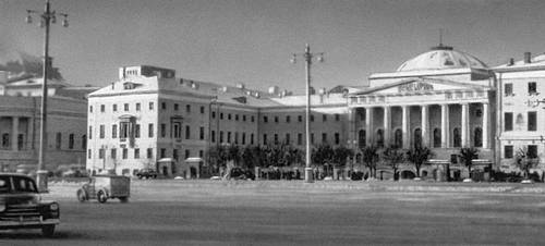 Старое здание университета. 1786—93. Архитектор М. Ф. Казаков. Перестроено в 1817—19 архитектором Д. И. Жилярди.