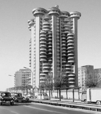 «Белая башня». 1969. Архитекторы Ф. Х. Саэнс де Ойса, Х. Д. Фульяондо и Х. Р. Монео.