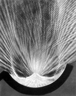 Рис. 2. Звуковое поле, возникающее при отражении плоской волны от цилиндрического зеркала. Снимок получен теневым методом.