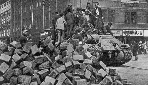 Баррикады на улицах Праги в последние дни войны. Май 1945.