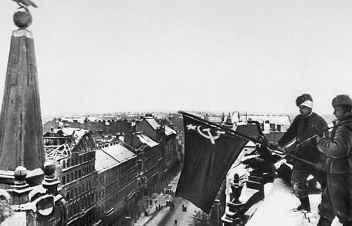 Советские солдаты водружают знамя на одном из зданий Будапешта. Февраль 1945.