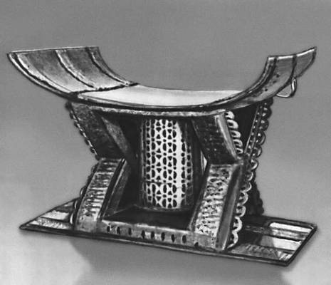 Деревянная резная скамейка с серебряными украшениями.( Работа народа ашанти.)