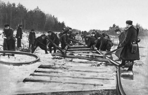 Партизаны 1-й Бобруйской бригады на выполнении боевого задания. 1943.