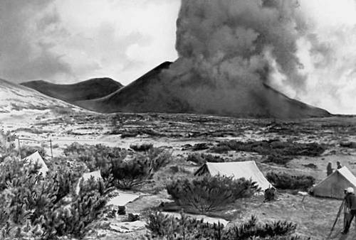 Новый конус в зоне вулкана Толбачик на Камчатке во время извержения в 1975.