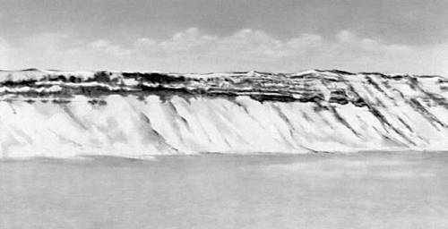 Скалы Нейл в Восточной Гренландии (современный вид): на переднем плане — замёрзшее море, покрытое снегом.