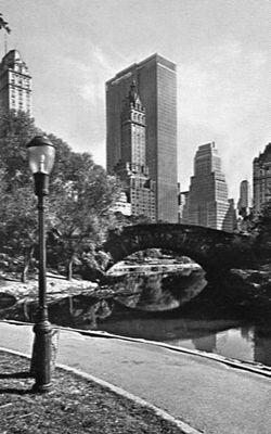 Манхаттан. Вид из Центрального парка (1856, планировщики Ф. Л. Олмстед, К. Во) на здания Пятой авеню.