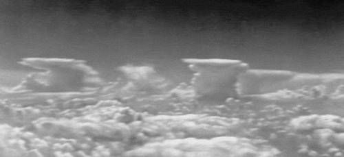 Группа кучево-дождевых облаков (Cb) на фоне высоко-кучевых (Ac) (снимок с самолёта).