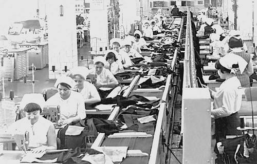 Цех пошива мужских костюмов на Чимкентской швейной фабрике «Восход». Казахская ССР.