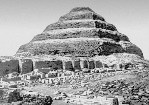 Архитектор Имхотеп. Пирамида фараона Джосера в Саккаре. 28 в. до н. э. Общий вид.