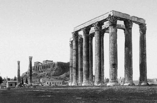 Коринфский ордер. Развалины храма Зевса Олимпийского в Афинах. Начат в 175—164 до н. э., закончен в 129—132 н. э.