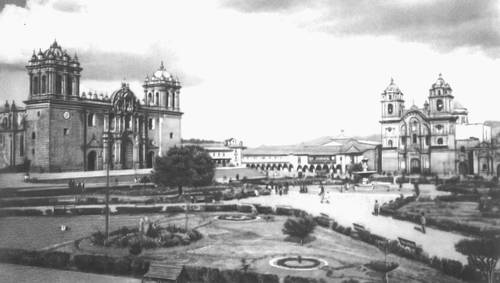 Куско. Центральная площадь Пласа де Армас: слева — собор (1560— 654, арх. Ф. Бесерра), справа — церковь монастыря Ла Компаньия (1651—1668).