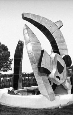 «Детская площадка». Полихромическая скульптура. Выполнена в 1960 по эскизам Леже. Национальный музей Фернана Леже, Бьо.