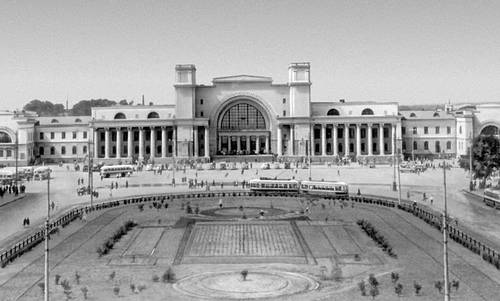 Днепропетровск. Привокзальная площадь с вокзалом (1947—50, архитектор А. Н. Душкин).