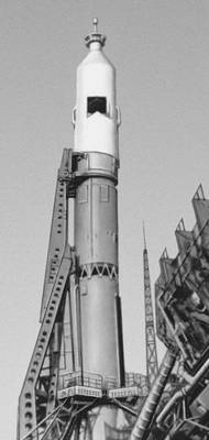 Ракета-носитель с космическим кораблем серии «Союз» на стартовом устройстве.