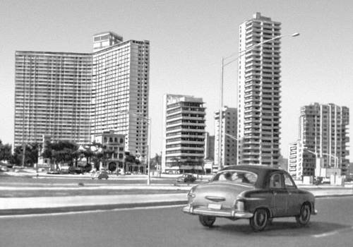 Район Ведадо в Гаване. Слева — жилое и торгово-общественное здание (1956, архитектор Э. Гомес Сампера).