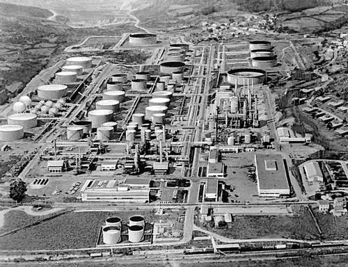 Общий вид нефтеперерабатывающего завода в провинции Ла-Корунья.