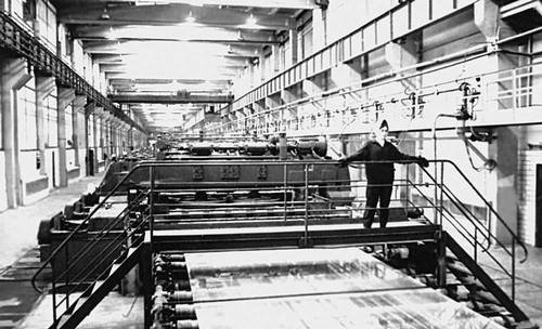 Цех-автомат по производству полированного стекла на Салаватском заводе технического стекла. Башкирская АССР.