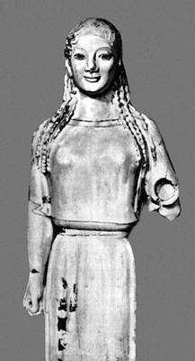 Скульптура архаики. Кора «679» (т. н. «Кора в пеплосе»). Мрамор. Ок. 530 до н. э. Музей Акрополя. Афины.