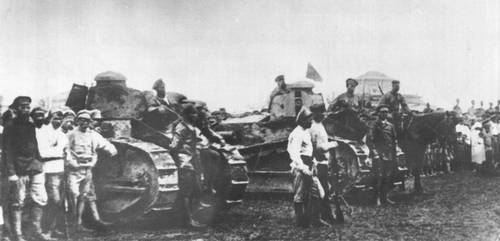 Амурские партизаны с отбитыми у японо-американских интервентов танками перед отправкой на фронт. Благовещенск. 1920.