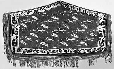 Туркменская ССР. Ковровое украшение, предназначенное для верблюда, с изображением бегущих дроф. Конец 18 — начало 19 вв.