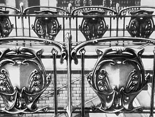 «Модерн». Декоративно-прикладное искусство. Э. Гимар. Ограда станции метрополитена в Париже. Кованое железо, роспись. Около 1900.