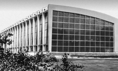 Главный зал (1967, архитектор О. Б. Ладыгина, инженер И. Б. Зыбицкер) Дворца спорта.