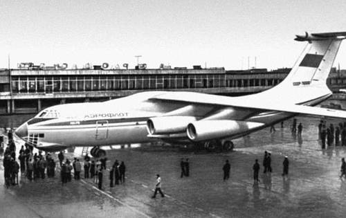 Грузовой самолет Ил-76.