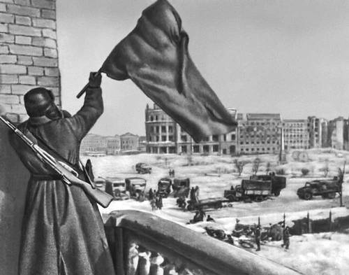 Водружение Красного знамени в центре Сталинграда. Февраль 1943.