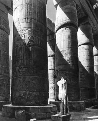 Большой гипостильный зал храма бога Амона-Ра в Карнаке. 15—13 вв. до н. э.