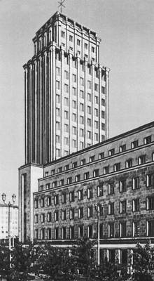 Гостиница «Варшава». 1933 (реконструирована в 1950-е гг.). Архитектор М. Вайнфельд.