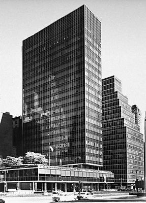 Манхаттан, Ливер-хаус (1950—52, архитекторы Г. Баншафт, Л. Скидмор, Н. А. Оуингс, Дж. О. Мерилл).