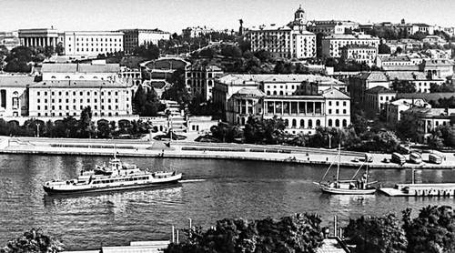 Севастополь. Вид центра города с Артиллерийской бухты.