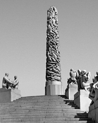 Г. Вигеланн. «Монолит» и скульптурные группы во Фрогнер-парке в Осло. Гранит. 1900—43.