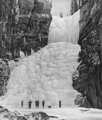 Водопад на р. Гутара в Саянах зимой (СССР).