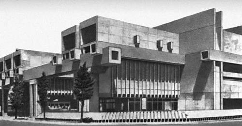 Япония. Архитектрура 20 в. А. Исодзаки. Библиотека в Оите. 1966. Угловой вход.