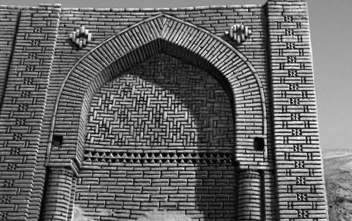 Мечеть-мавзолей Талхатан-Баба. Конец 11 в. Фрагмент фигурной кирпичной кладки фасада.