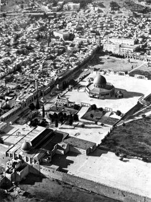 Иерусалим. Площадь Харам аш-Шариф. В центре - здание мечети Куббат ас-Сахра (687 - 91). На переднем плане слева - здание мечети аль-Акса (8 - 11 вв.).