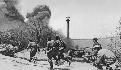 Атака пехоты на Приморском бульваре в Севастополе. Май 1944.