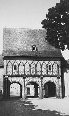 Надвратная капелла в Лорше (Гессен). Ок. 763—774.