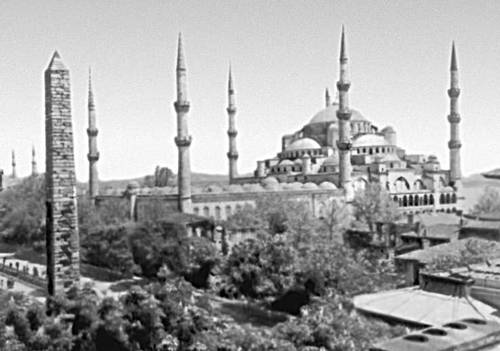 Византийский ипподром. На заднем плане — мечеть Ахмедие (Голубая мечеть). 1609—17. Архитектор Мехмет-ага.