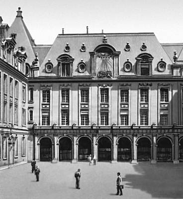 Двор Сорбонны. Начат в 1629. Архитектор Ж. Лемерсье.