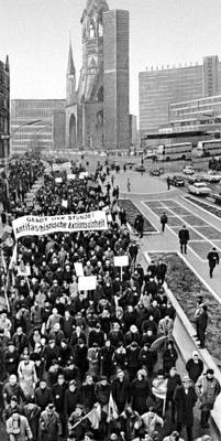 Западный Берлин. Демонстрация протеста против оправдания городским судом нацистского палача Резе и возрождения нацизма. 14 декабря 1968.