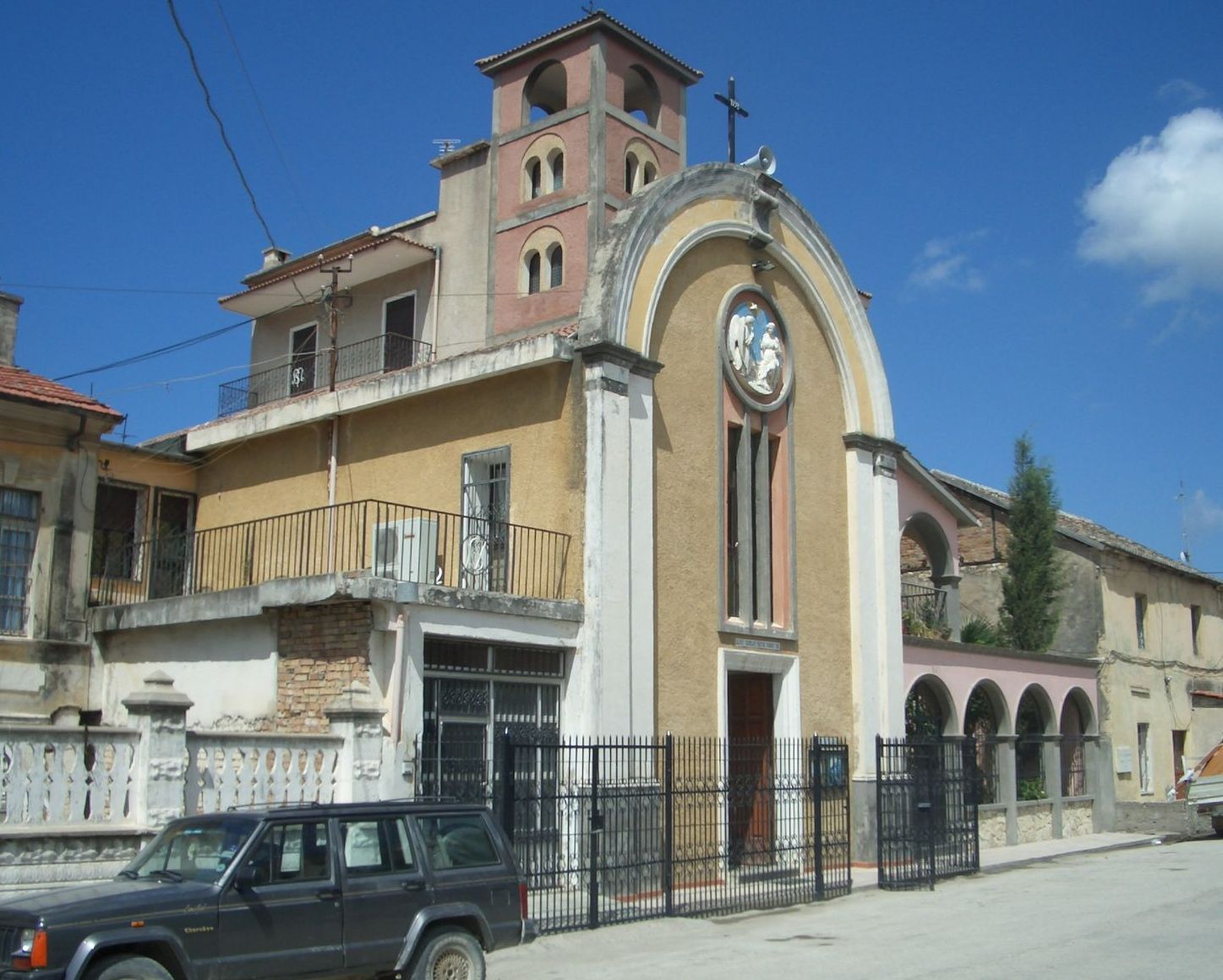 Vlora_katholische_Kirche.jpg