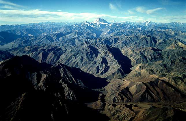 АКОНКАГУА - высочайшая горная вершина в Андах и в Западном полушарии (Аргентина). Покрыта вечными снегами и ледниками. 