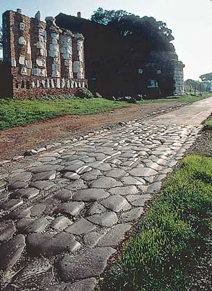 АППИЕВА ДОРОГА (312-244 до н.э.) между Римом и Бриндизием.