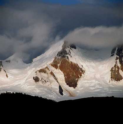 ВЕРШИНЫ АНД, окруженные ледниками, в национальном парке Лос-Гласьерес (Патагония, Аргентина).