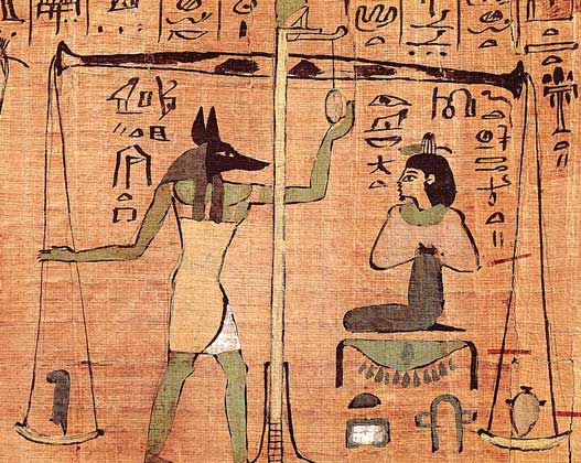 ПАПИРУС из египетской Книги мертвых, изображающий Анубиса, бога с головой шакала, который взвешивает душу умершего.